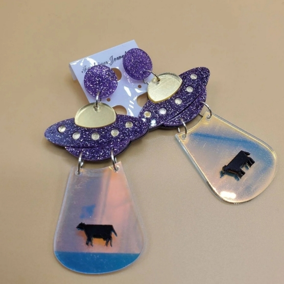 UFO beaming bold statement earrings - Picture 3 of 5